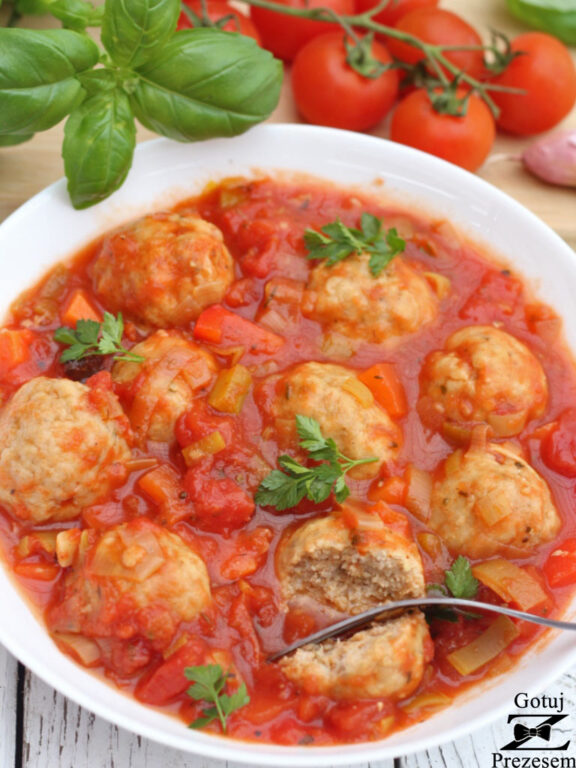 pulpety-w-sosie-pomidorowym-z-porem-i-marchewka-1